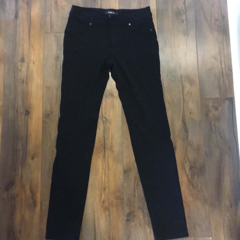 Black leggings pants